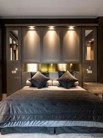 Elegantes Hotelzimmer mit luxuriösem Doppelbett und stilvoller Beleuchtung