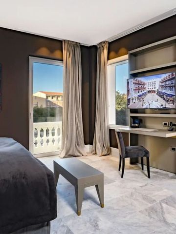 Helles Hotelzimmer mit modernem Dekor und zwei großen Fenstern