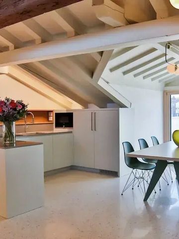 Helle Küche und Essbereich in modernem Dachgeschoss mit Holzbalken
