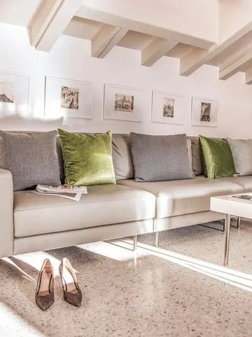 Gemütliches Wohnzimmer mit Designer-Sofa und stilvollen Dekorakzenten