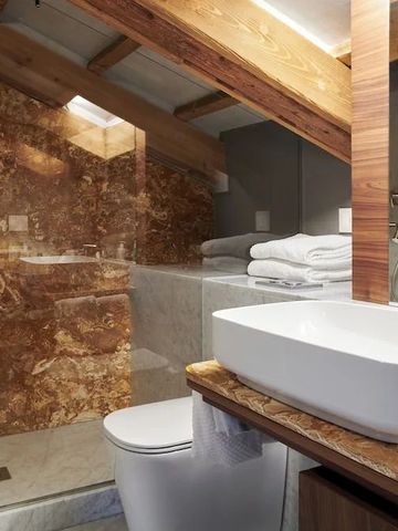 Modernes Bad mit Glasdusche und eleganter Waschtischarmatur