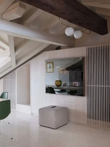 Eleganter Wohnbereich mit modernen Möbeln und sichtbarem Dachgebälk