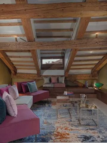 Elegantes Loft-Wohnzimmer mit Holzbalken und modernen Möbeln im Palazzo Garzoni