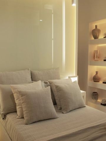 Intimes Schlafzimmer mit weichen Kissen und dekorativen Regalen