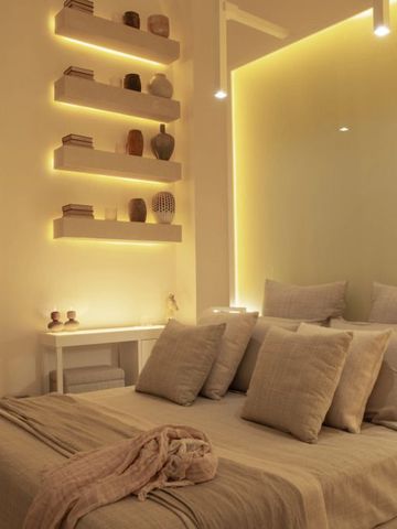 Elegantes Schlafzimmer mit einladender Beleuchtung und geschmackvollen Akzenten