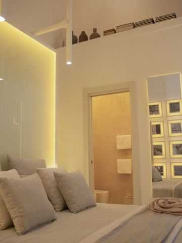 Luxuriöses Schlafzimmer im Hotel mit modernen Lichtelementen.