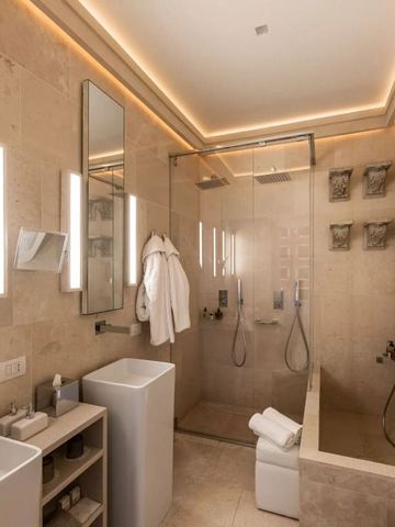 Modernes Badezimmer mit Regendusche und klaren Linien.