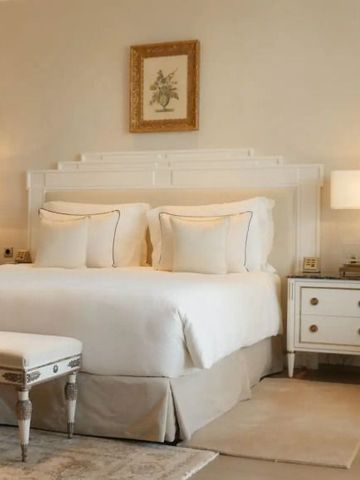 Helles und elegantes Schlafzimmer in neutralen Farben mit klassischem Dekor