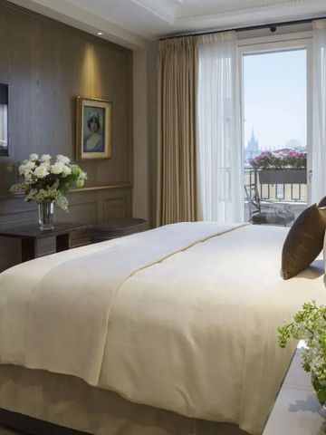 Komfortables Zimmer mit Doppelbett und großem Fenster mit Ausblick