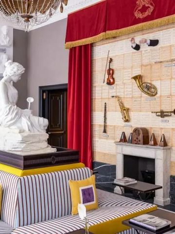 Opulent dekorierte Lobby mit Kunstwerken und Skulpturen