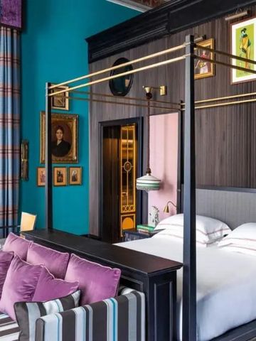 Stilvolles Schlafzimmer mit farbenfrohen Akzenten und Kunstwerken