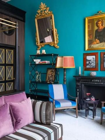 Gemütlicher Lounge-Bereich mit Kamin und klassischer Dekoration