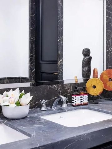 Marmorwaschtisch mit dekorativen Akzenten in stilvollem Badezimmer.