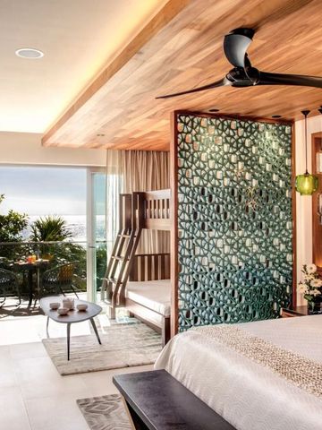 Helles Zimmer mit modernen Möbeln und großem Balkon mit Meerblick