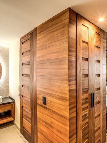 Zeitgenössisches Badezimmerdesign mit Holzverkleidung und stilvollem Waschbereich