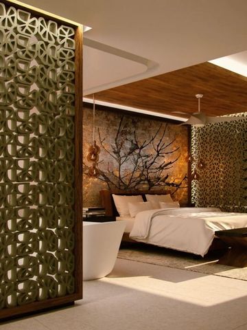 Geräumiges Schlafzimmer mit dekorativen Trennwänden und gemütlicher Beleuchtung