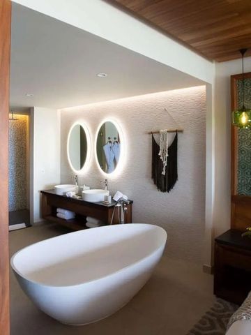 Luxus-Badezimmer mit freistehender Badewanne und elegantem Design