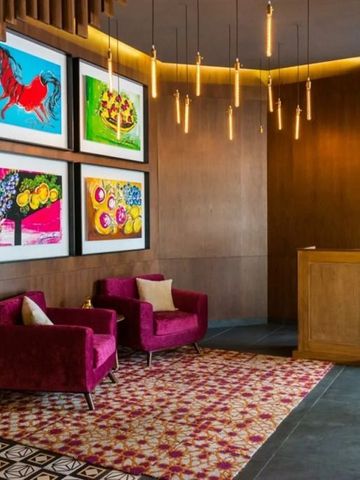 Elegante Lobby mit stilvoller Dekoration und Kunstwerken an den Wänden.