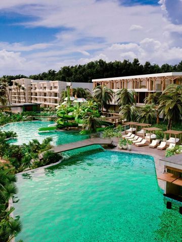 Weitläufige Poollandschaft mit Palmen und luxuriösen Hotelgebäuden im Hintergrund