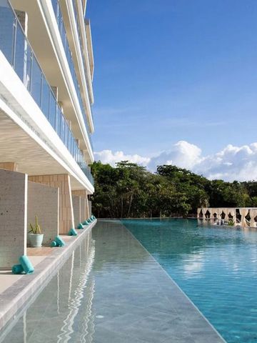 Infinity-Pool mit Blick auf einen modernen, eleganten Hotelkomplex und blauen Himmel