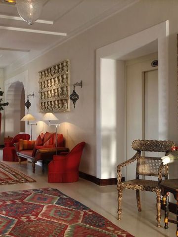 Elegante Lobby mit luxuriösen Sitzbereichen und Dekoration