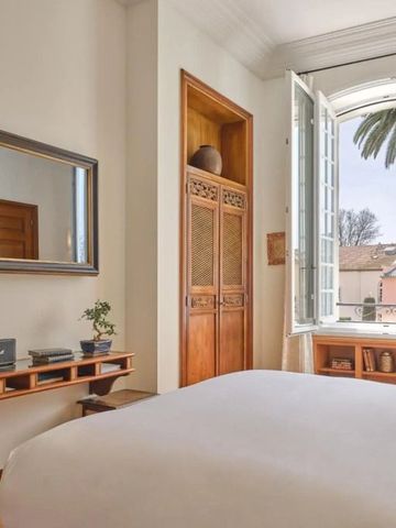 Helles Zimmer mit großem Fenster und stilvollen Möbeln