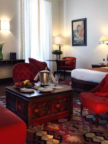 Luxuriöse Suite mit stilvollen Möbeln und Kunstwerken