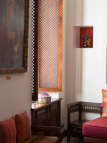 Gemütliche Sitzecke mit traditionellen Akzenten