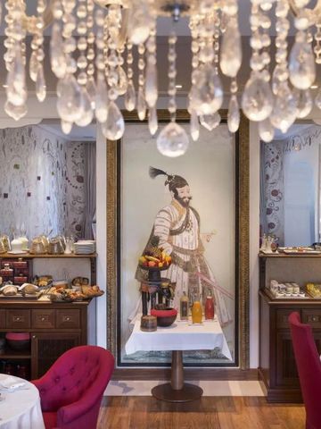 Luxuriöser Speisesaal mit Kristallleuchter und opulenter Dekoration