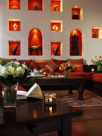 Gemütliche Lounge mit dekorativen Akzenten und Blumenarrangements