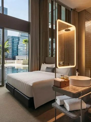 Luxuriöses Hotelzimmer mit Blick auf den Pool und die Skyline