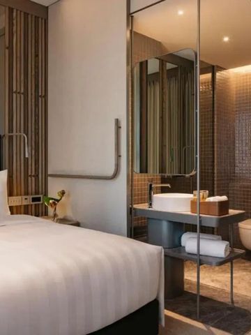 Elegantes Hotelzimmer mit modernem Badezimmerdesign