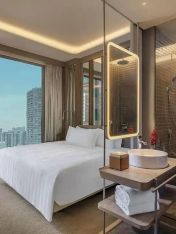 Hotelzimmer mit Panoramafenster und Stadtblick