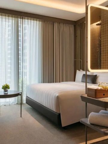 Geräumiges Zimmer mit großen Fenstern und eleganter Einrichtung