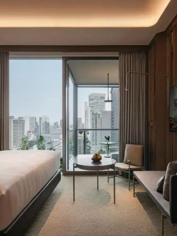 Helles Hotelzimmer mit Panoramablick auf die Stadt