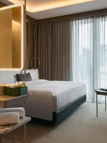 Minimalistisches Hotelzimmer mit großem Fenster