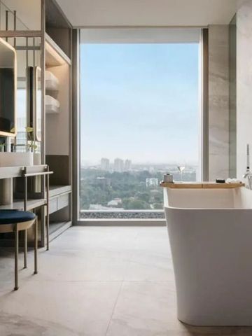 Geräumiges Badezimmer mit freistehender Badewanne und Aussicht