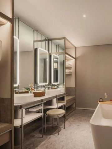 Elegantes Badezimmer mit freistehender Badewanne und modernem Waschtisch