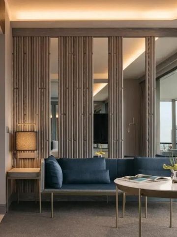 Gemütliche Suite mit modernem Sofa und elegantem Interieur