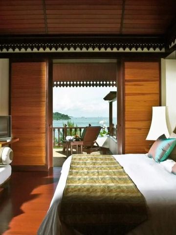 Luxuriöses Zimmer mit Holzdekor und Meerblick