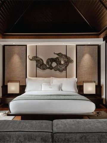 Opulentes Schlafzimmer mit stilvollem Wanddekor und schlichter Beleuchtung