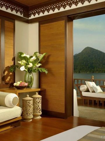 Geräumiges Zimmer mit Balkon und Blick auf die umliegenden Berge