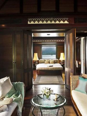 Luxuriöses Schlafzimmer mit Sitzecke im Pangkor Laut Resort