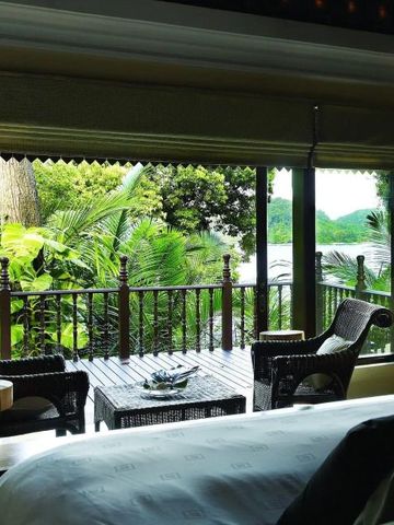 Atemberaubender Ausblick aus den Panoramafenstern eines Hotelzimmers