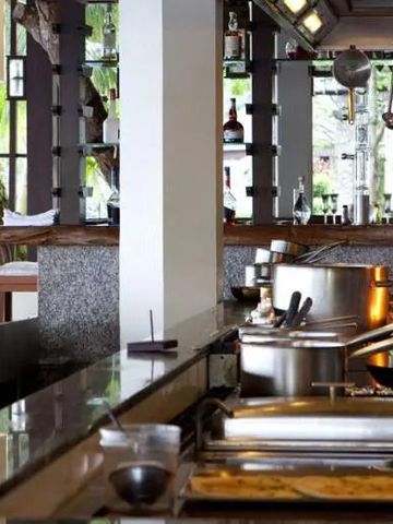 Moderne Hotelbar mit gehobener Ausstattung im Pangkor Laut Resort