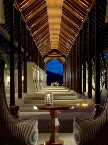 Elegante Lobby mit hohen Decken und stimmungsvoller Beleuchtung am Abend