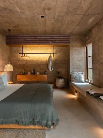 Edles Schlafzimmer mit großer Liegefläche und natürlichem Licht