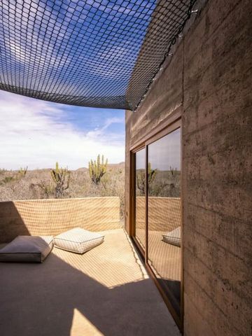 Sonnige Terrasse mit Blick auf Wüste und Kakteen