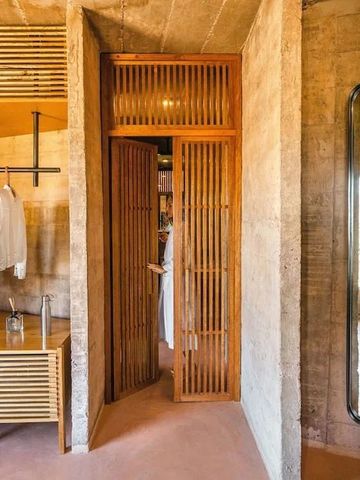 Stilvoll eingerichteter Raum mit Holzakzenten und Kleidung