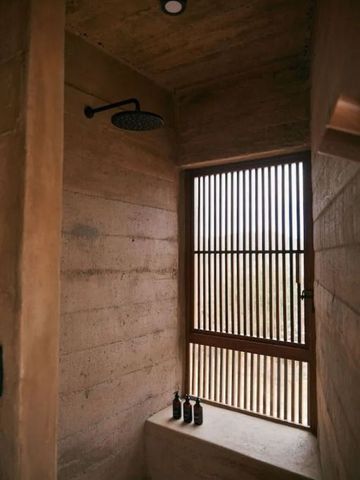 Moderne Dusche mit Holzelementen und Blick nach draußen
